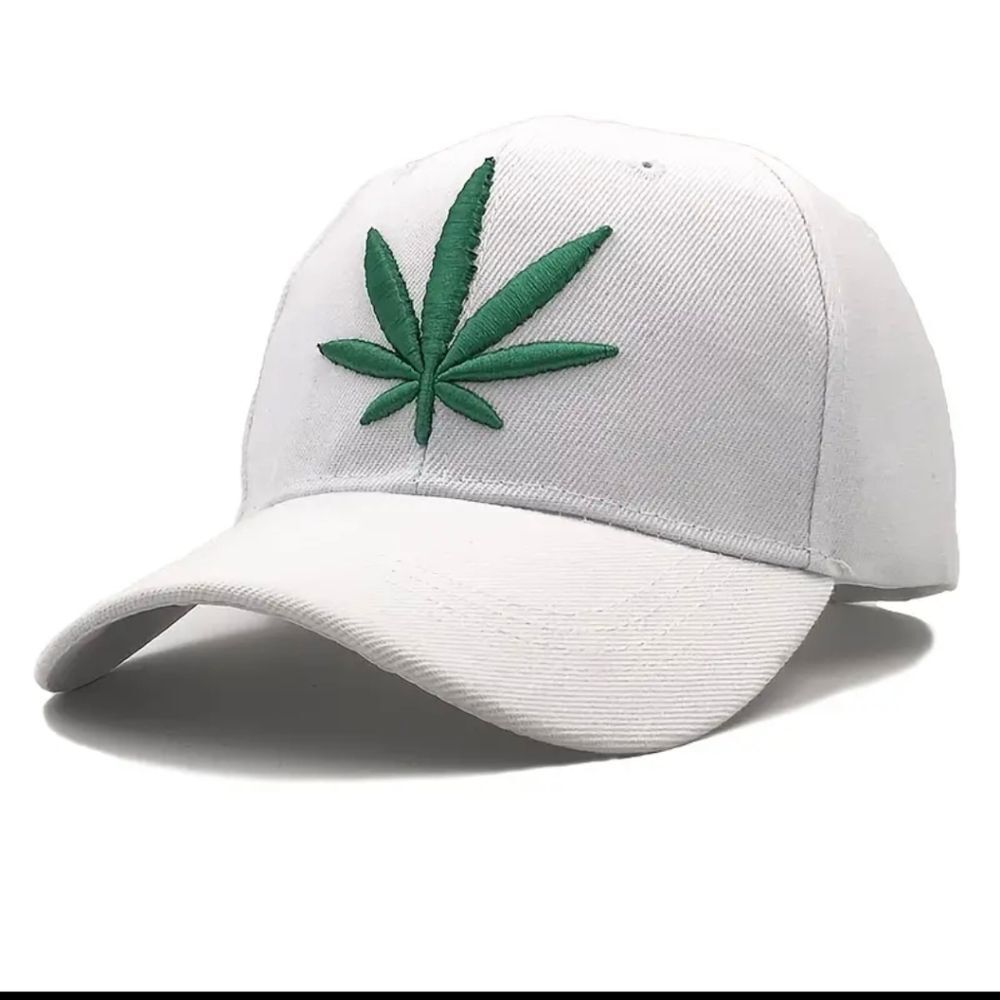 Stay Stylish and Protected with this Camouflage Embroidered Baseball Cap - Perfe
